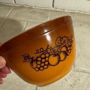 Pyrex 401 Old Orchard 1 1/2 Pt. Mixing Bowl White w Fruit on Brown